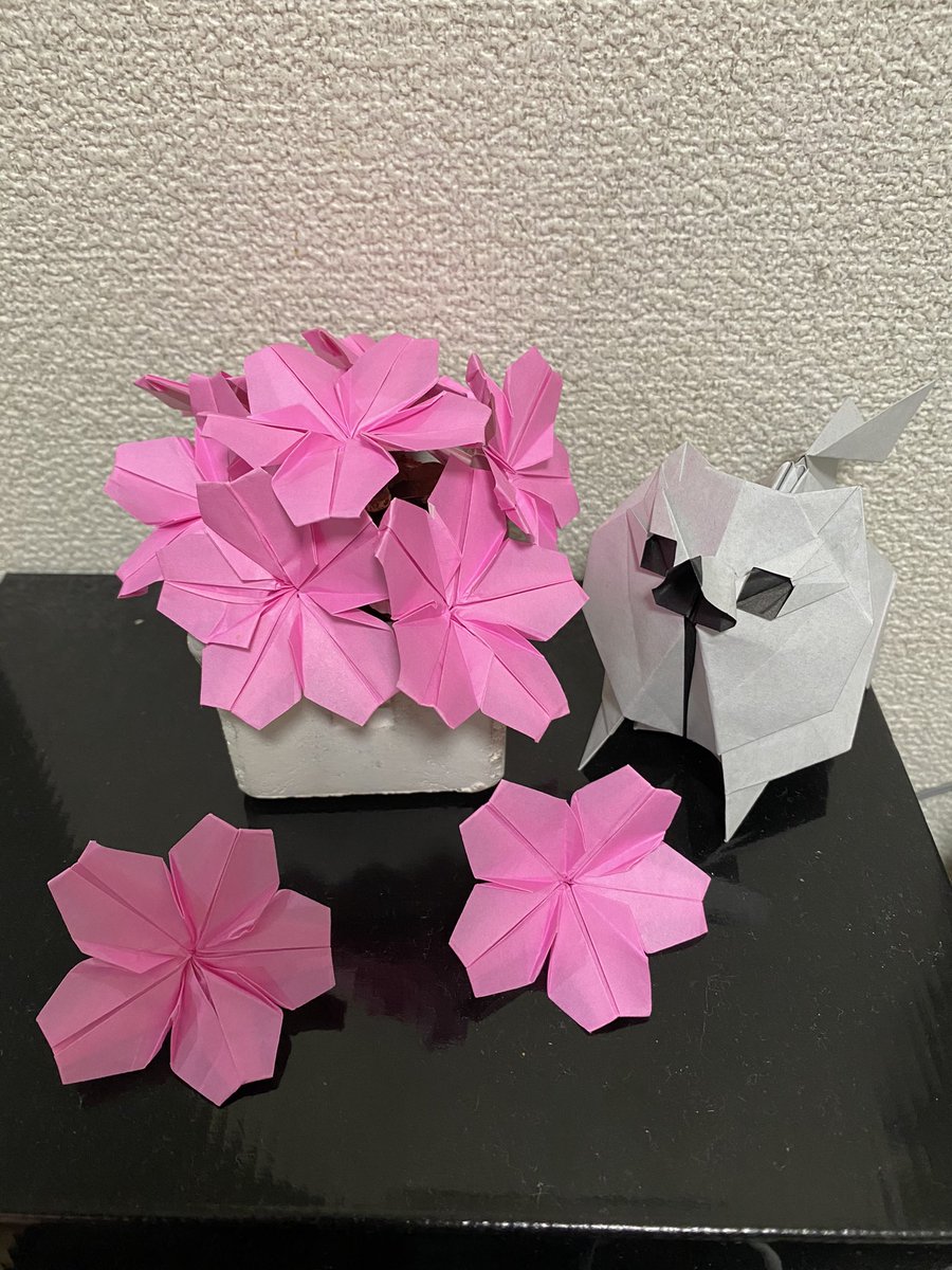 折り紙職人 昨日 折っていた山口真さんの桜 を 枚数は まだまだ足りないのですが とりあえず鉢盛りにしてみました 212movingさんのポメラニアンと一緒に 折り紙作品 山口真さん 桜 1年中楽しめる花の折り紙 212moving ポメラニアン T