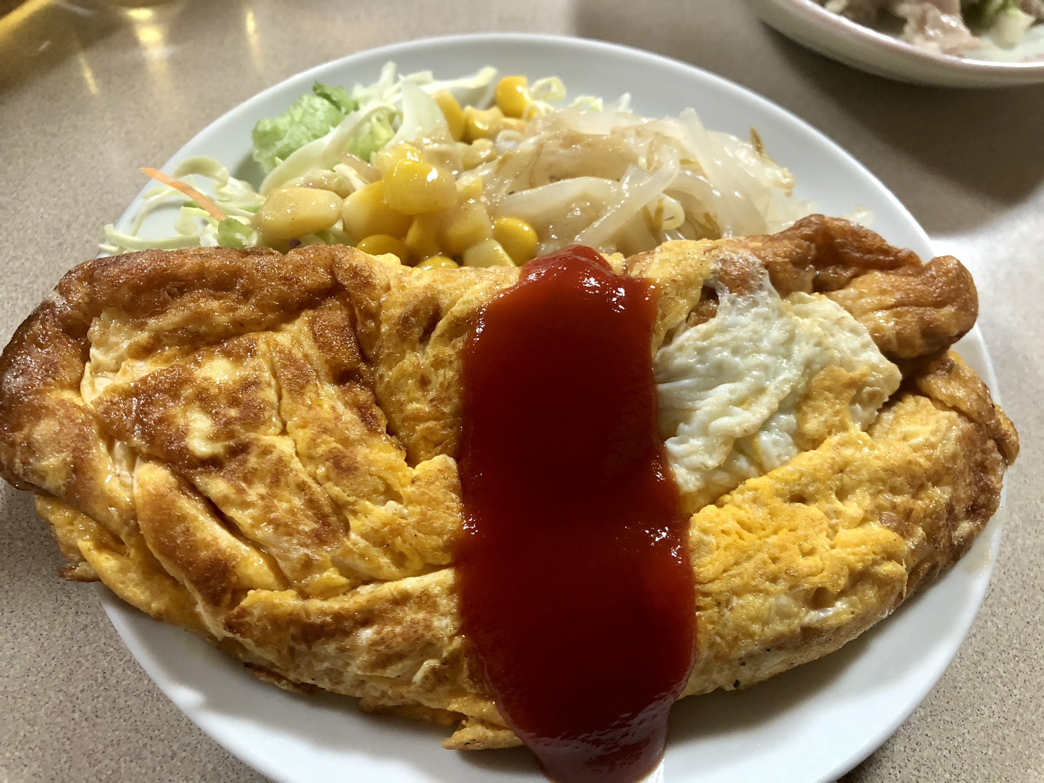 イナダシュンスケ アペタイザーはプレーンオムレツでキメた 僕の母にオムレツを伝授した叔母にオムレツを伝授したフランス人は 卵白と卵黄はよく混ぜると綺麗だけど実はあんまり混ぜない方がおいしいし 多少焦げてもいいから終始強火で と断言していた