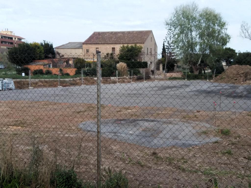 L'<a href="/ajelprat/">Ajuntament del Prat</a> i el <a href="/govern/">Govern de Catalunya</a> estan omplint la marina agrícola del Prat de Llobregat d'encara més ciment tot i l'advertiment de la UE. Els camps formen part de la zona IBA 140 segons <a href="/SEO_BirdLife/">SEO/BirdLife</a>, referència per a l'ampliació de les zones protegides del Delta del Llobregat. Vergonya!