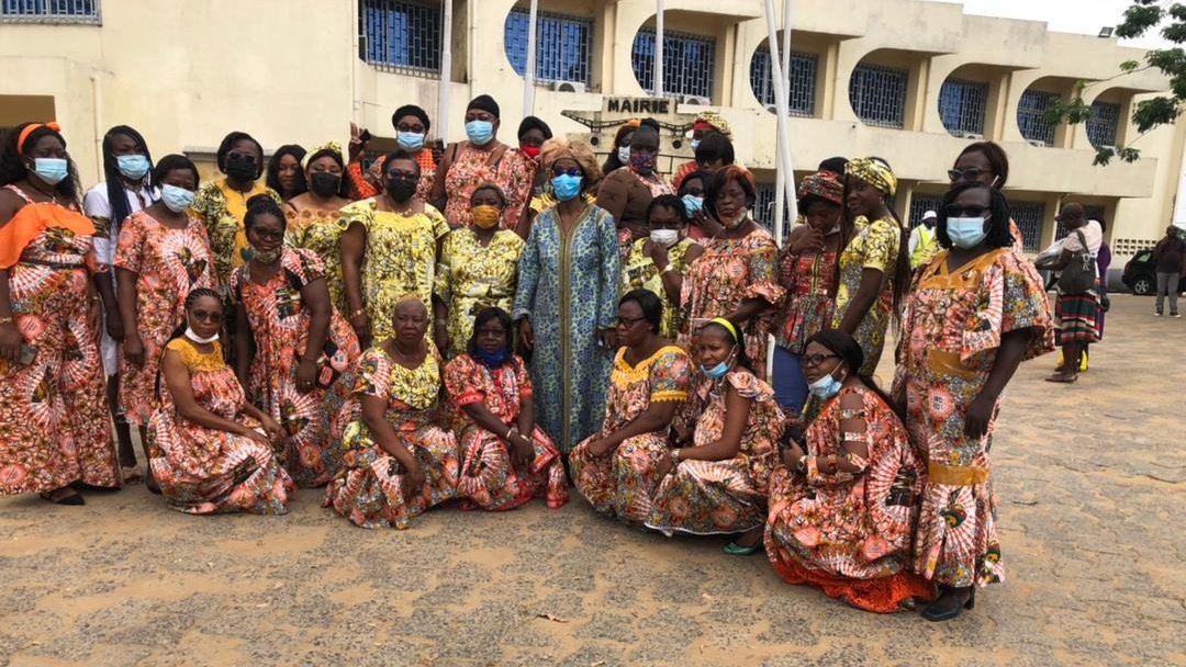 mairiedla3's tweet photo. Le personnel féminin de la @mairiedla3 souhaite une bonne fête à toutes les femmes en présence de Madame #ABENG Marie Denise Epse ESSOLA SAMBA, 5e Adjointe au Maire. https://t.co/u70R3aJTCr