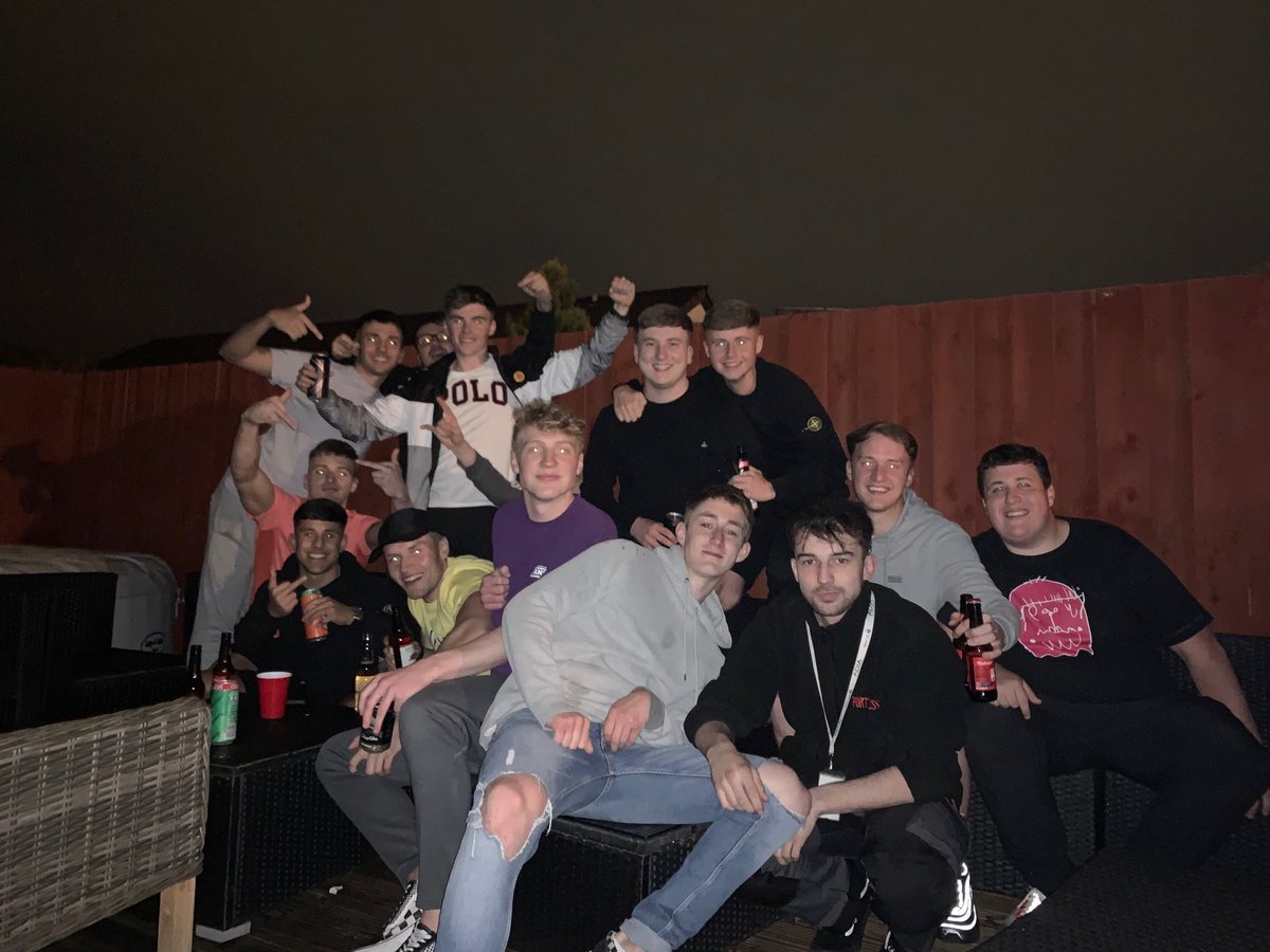 RyanByrne8's tweet photo. Happy birthday brother🥳@_Gavin_Munro hope you have a belter of a day mate and we can get a catch up soon💚 https://t.co/tRJBveIOU5