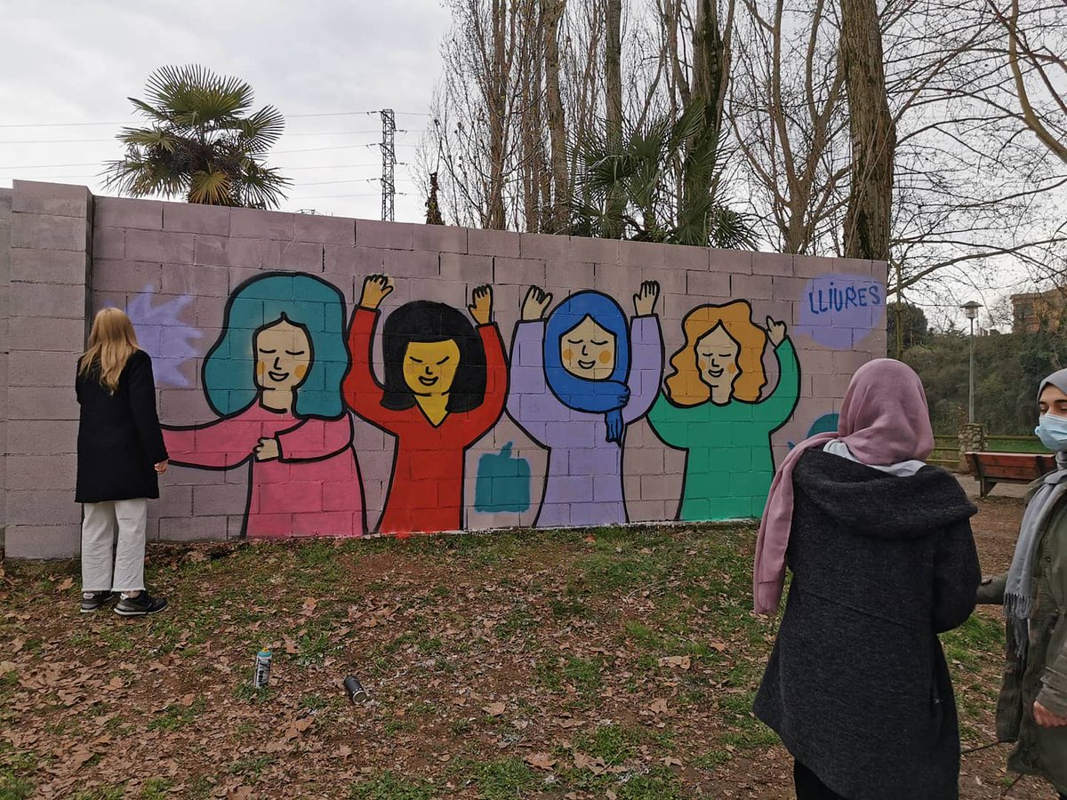 Ahir a la tarda els educadors de carrer de Manlleu van estar al Prat del Rocòdrom fent un Grafit pels drets de les Dones!♀️ Gràcies a la col•laboració del jovent de Manlleu, que va participar-hi i a l'artista Ekira que els va guiar en tot moment.
instagram.com/p/CMJy09Ugfra/… #8demarç