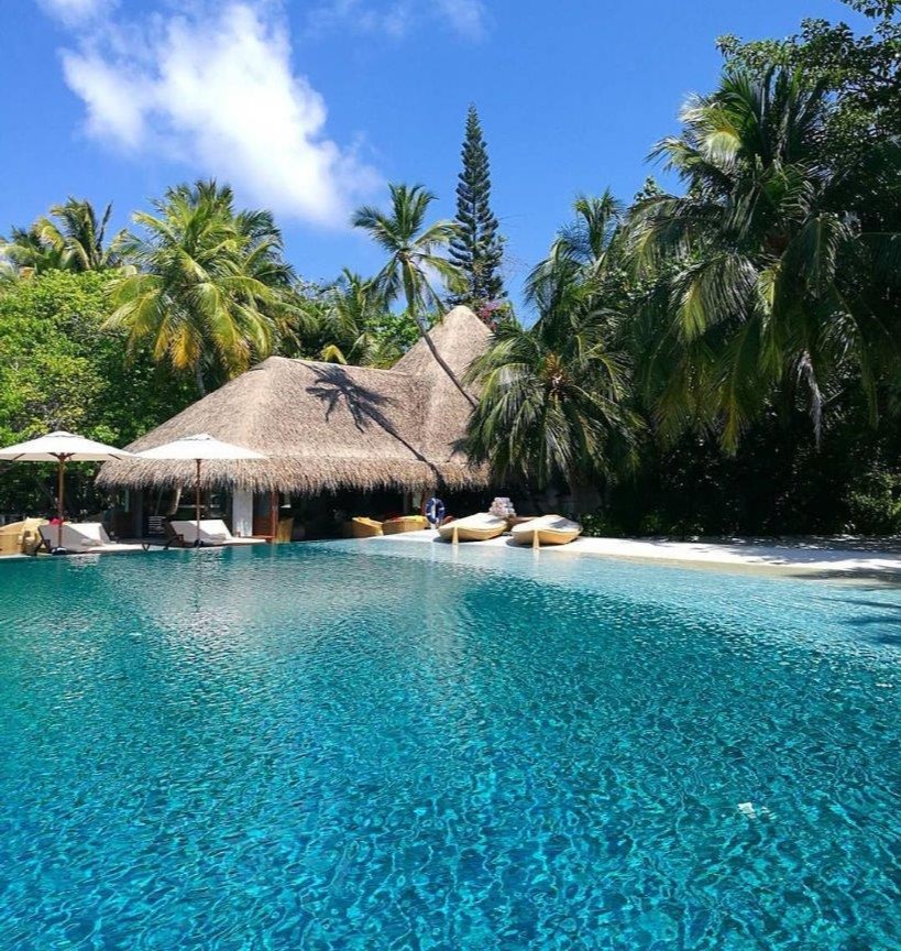 HuvafenMaldives's tweet photo. Blissful day dreaming and lazy days by the infinity pool are all yours to be had at the Dream Island
@myvillas #huvafenfushi #dreamisland #lazysundays #artofdoingnothing #funinthesun #islandvibes #islandlife #smallluxuryhotels #thisisthelife #travelgram #postcardsfromtheworld https://t.co/2q0LHR9KLJ