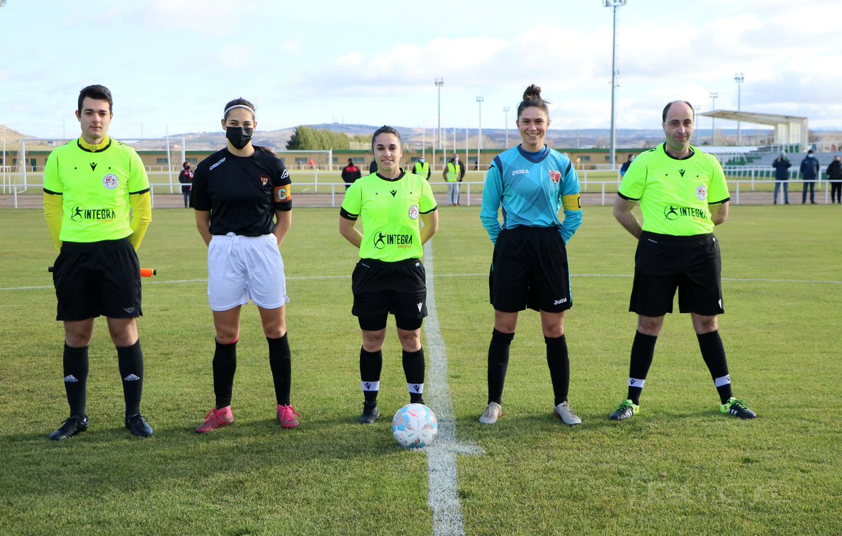 jenga155's tweet photo. En este 8M el reconocimiento a su labor en los campos de fútbol nacional y regional a nuestras dos arbitras del Colegio burgalés de la @FCyLF Adriana García y Estefania Benito. Ojalá habrán camino para muchas más... Gracias a las dos y Enhorabuena!!!👏👏⚽️⚽️📸 https://t.co/VXtKcsBDDE