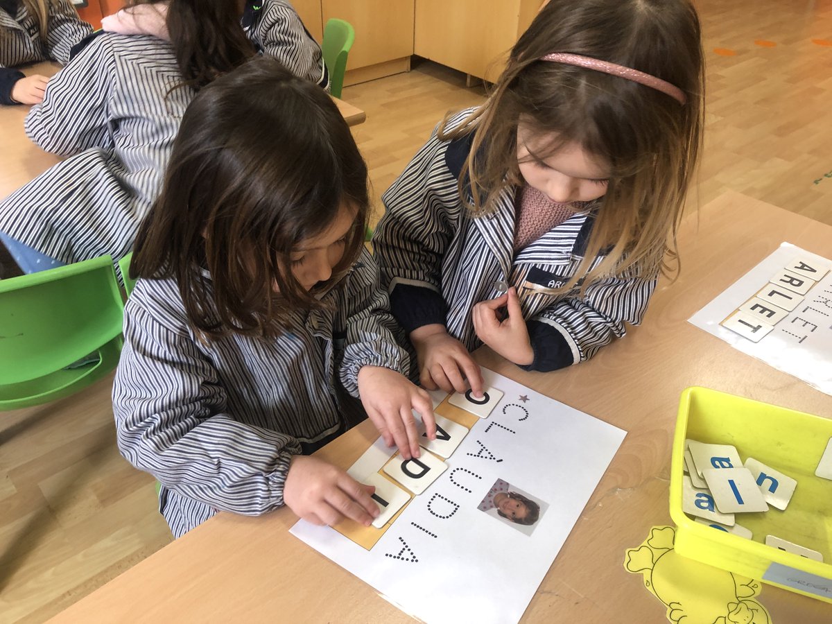 epiasabadell's tweet photo. A la taula també seiem per parelles, i així ja estem apunt per començar a fer petites activitats cooperatives. Ens agrada ajudar-nos els uns als altres.
#P3PIASABADELL
#INFANTILPIASABADELL https://t.co/xLIByGzbLd