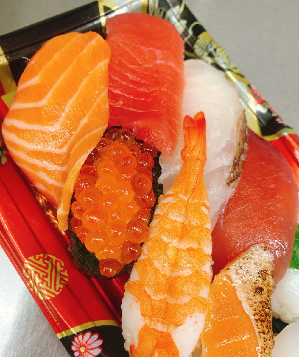 とりせん 公式 スーパー Twitterren サーモンはお好きですかー ノルウェー産のフィヨルドトラウトサーモン このサーモン をを店内でスライスして お寿司にしています とりせんの美味しいお寿司 をぜひどーぞ とりせん お寿司 サーモン