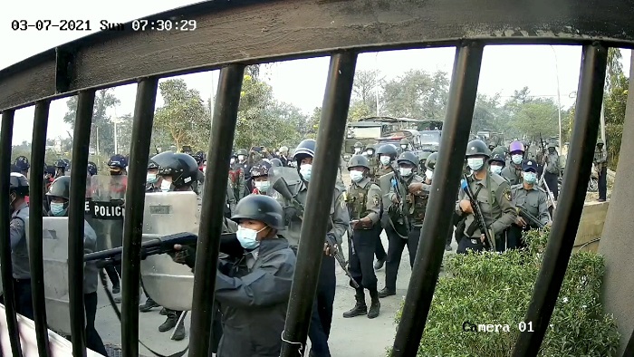 Myanmar forces breaching the gates of Mandalay Technological University. Forces have occupied hospitals and universities as the junta tries to gain control amid widespread protests against its coup #WhatsHappeningInMyanmar