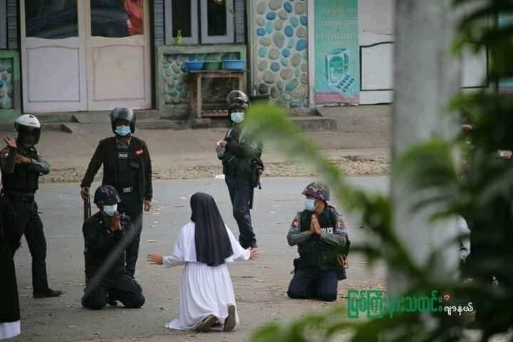 Calynn24's tweet photo. Terrorist is still being killed even though she apologized on her knees.
At Myit Kyi Nar..(8.3.2021) #We_need_democary #WeNeedR2PInMyanmar https://t.co/yjdcYDRTsk