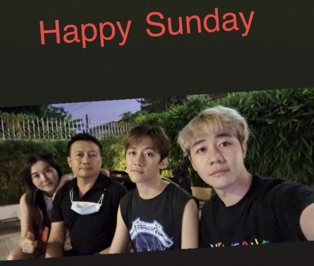 bundanyasiwat's tweet photo. So, today is international women's day.
Dia ambil cuti, pulang kampung, liburan sama mamak. 
How sweet my baby 🥺
He works hard for his family 🥺 https://t.co/j9VvVHzSwW