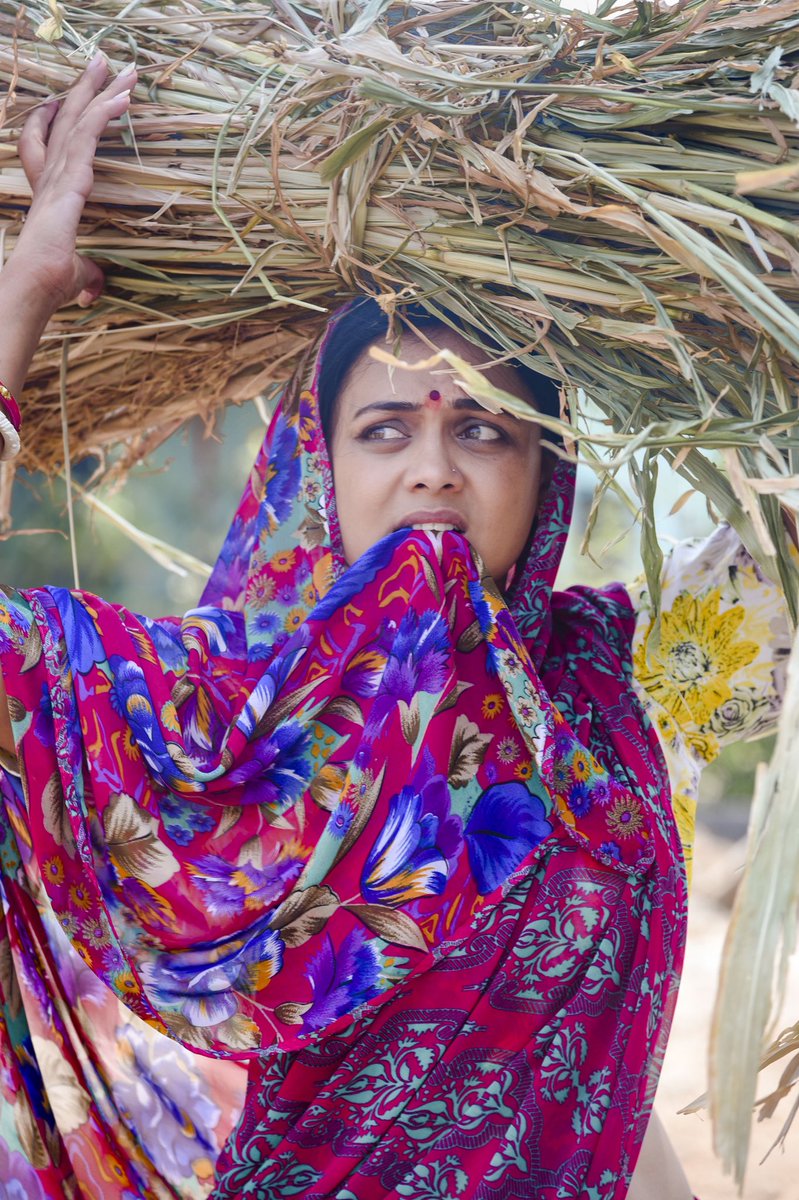 PrarthanaBehere's tweet photo. सौ. ज्योती अडागळे
सोनं पिकवाया लावते जोर,काळ्या आईची खंबीर पोर!

 संसार उभा करत देशाच्या अर्थव्यस्थेला उभी करणारी नारी. 🙏🏻💪🏻

#महिलादिन #खंबीर_ती #WomensDay #HappyWomensDay #marathimulagi #marathiactress #SheBuildEconomy #सलाम_तिला  #MaharashtraMahila #मराठी_स्त्री https://t.co/2xjqETTr8W