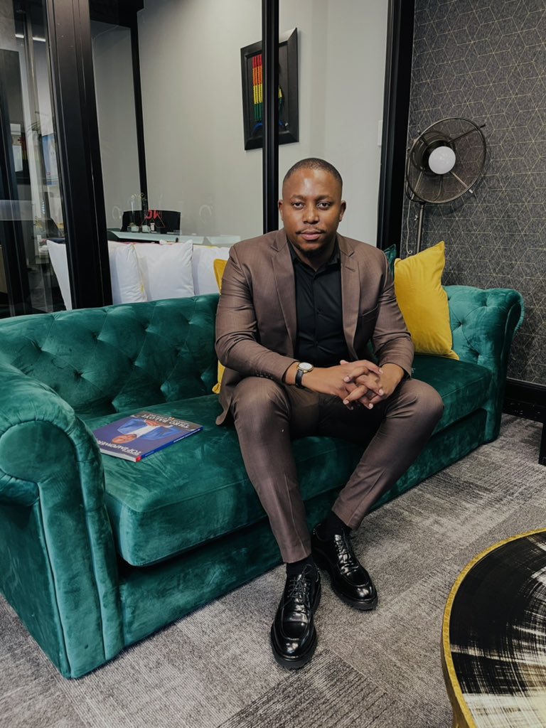 Frame 1 - Theo the Chairman
Frame 2 - Theo the CEO/Founder
Frame 3 - Theo the Shareholder 

We build our own 100% ✅ ..

Brand new week .... Brand new Hustle. 

Let’s go chase dreams ❤️🙏🏿.