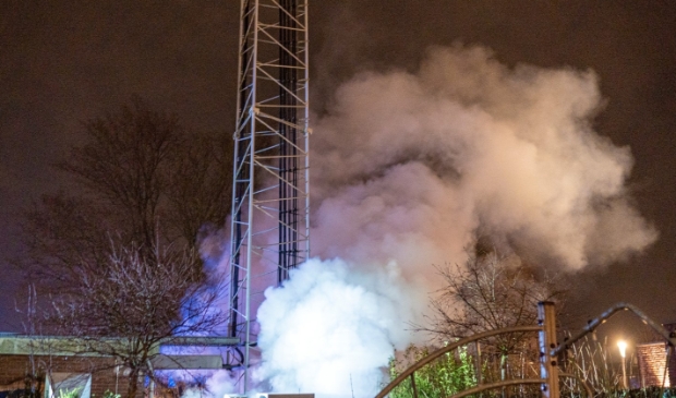Zendmast in Alblasserdam in brand gestoken; vuur snel geblust - ..