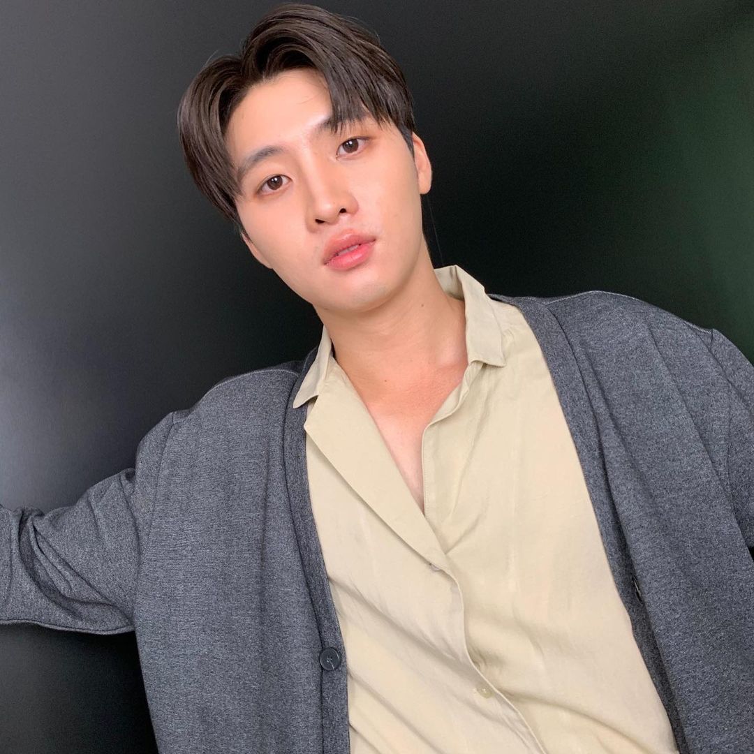 ‣ :
Marzo  08
# Yaek Wedding 

—El muchacho asiste con <a href="/DemianCyrxs/">Demian Cyrus</a> a la boda de su sobrina Baekie. —