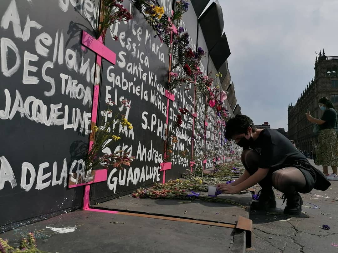 Perla_O's tweet photo. ¿Y ahora, @Claudiashein? Cuando retires esas vallas estarás dando un golpe a la memoria de todas esas mujeres muertas o desaparecidas. #ElMuroSeQueda #8M2021 https://t.co/OwFD7Y1qoF
