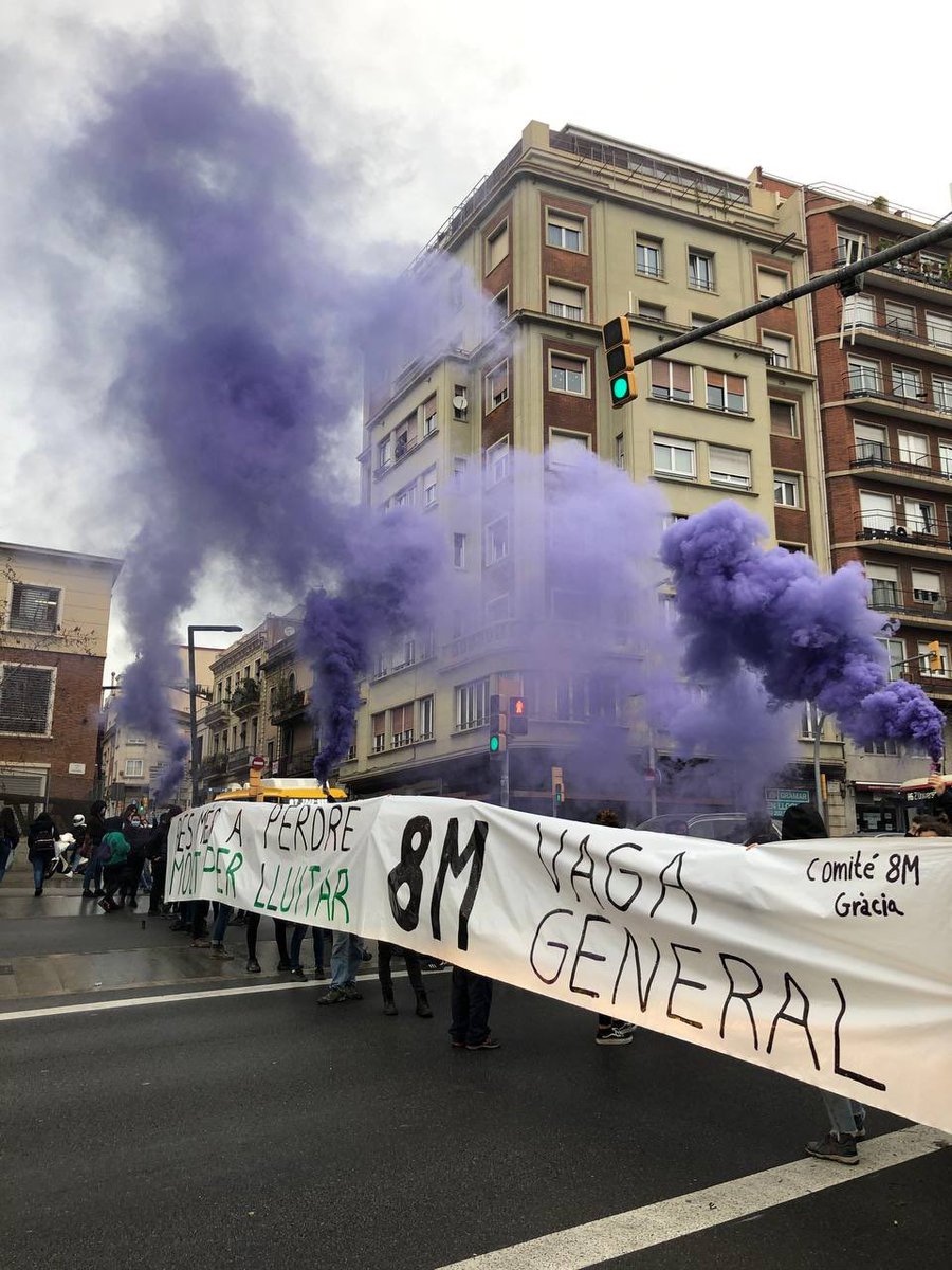 Comencem la jornada de #VagaGeneralFeminista #8M tallant travessera de dalt amb les companyes de <a href="/VF_gracia/">Comitè 8M Gràcia</a> i <a href="/Vkk8m/">Vaga Feminista VKK 8M</a> ✊🏽💜

Res més a perdre, molt per lluitar! Visca la lluita feminista ✊🏽