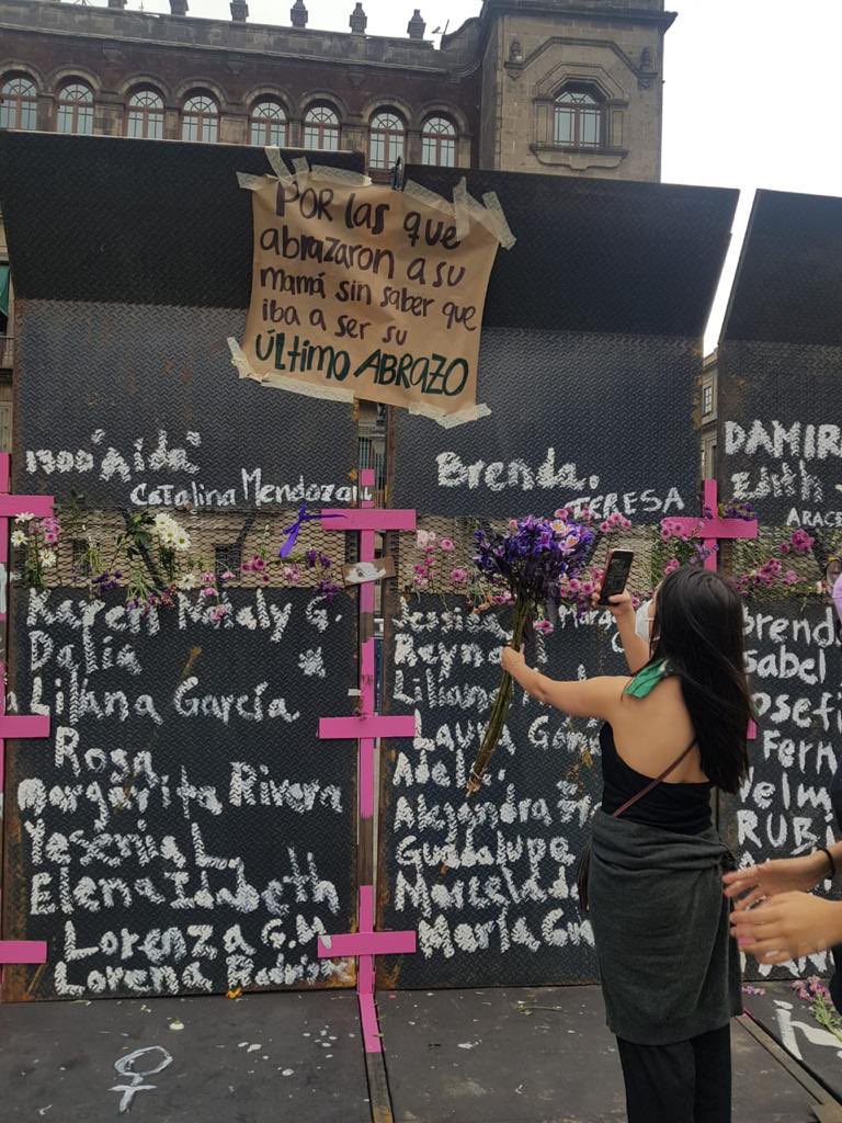 Perla_O's tweet photo. ¿Y ahora, @Claudiashein? Cuando retires esas vallas estarás dando un golpe a la memoria de todas esas mujeres muertas o desaparecidas. #ElMuroSeQueda #8M2021 https://t.co/OwFD7Y1qoF
