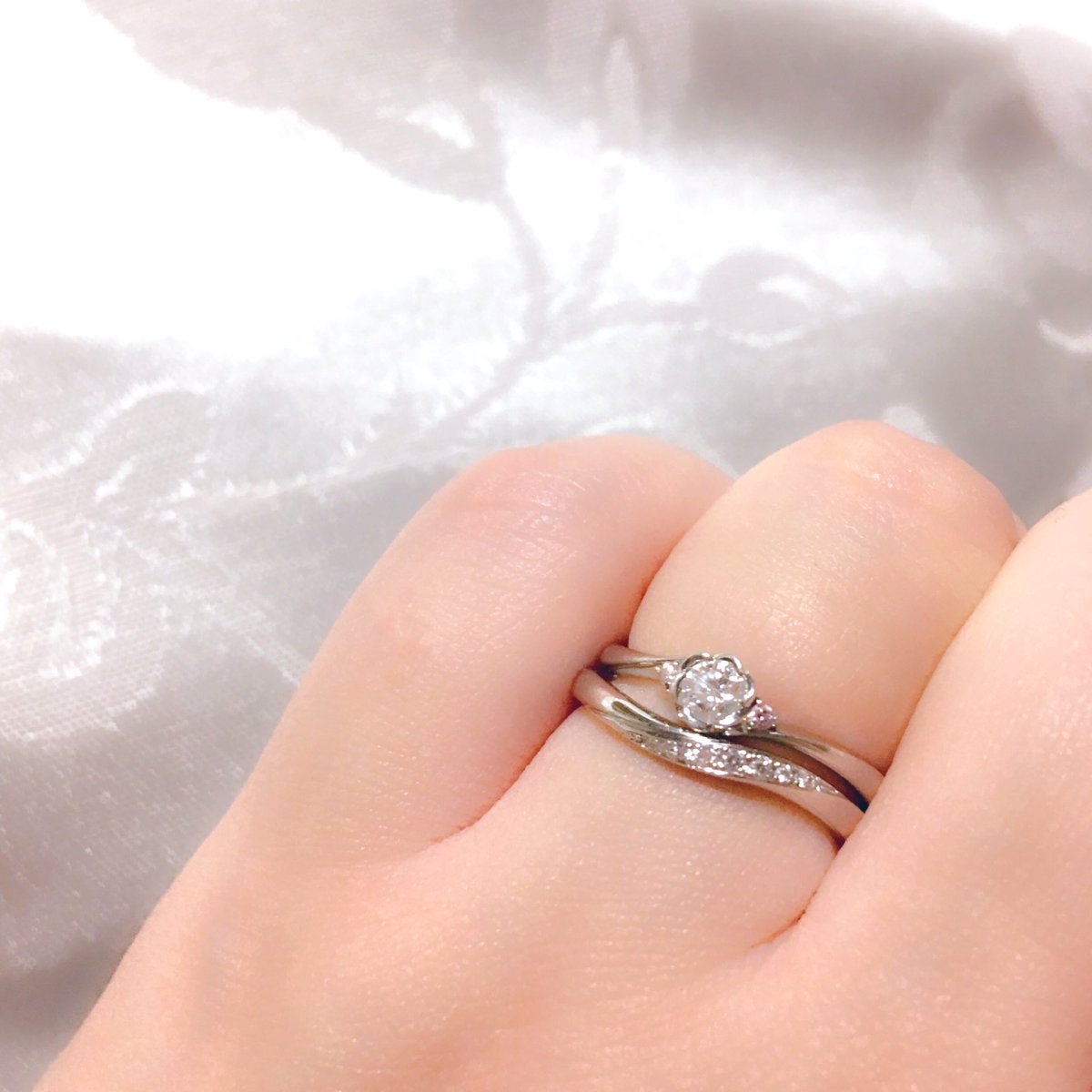 婚約指輪はダイヤがお花の形に留められているトレセンテのフローラ 
