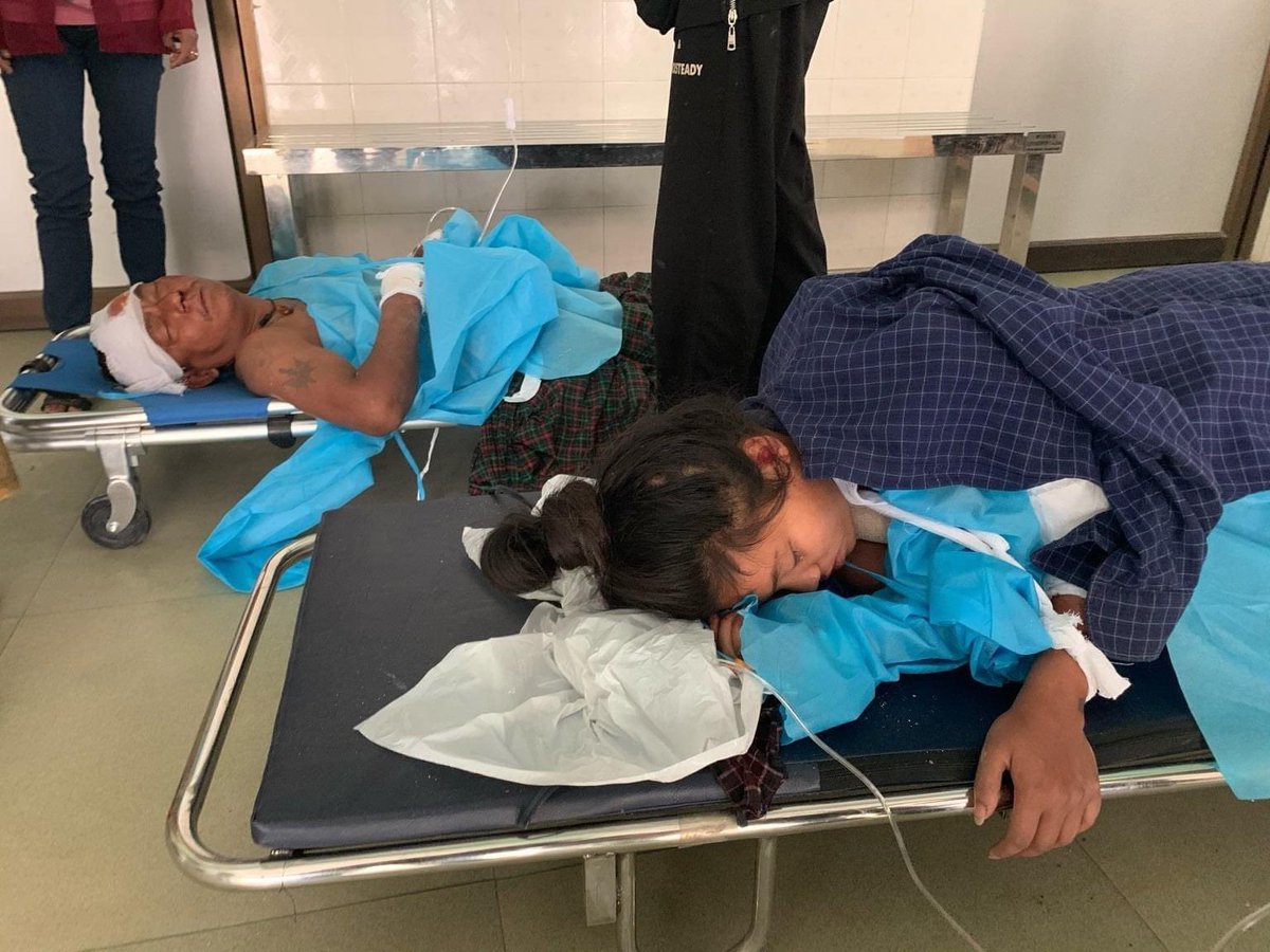 bg_rubydd's tweet photo. MANDALAY 🚨 Protesters have been smashed by military truck! Around 6 people injured and 2 people(15 years old and 22 years old) are in critical condition #WhatsHappeningInMyanmar #Mar8Coup https://t.co/PG3PDcQB8u