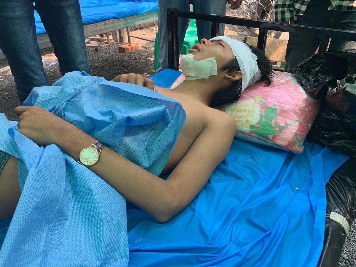 bg_rubydd's tweet photo. MANDALAY 🚨 Protesters have been smashed by military truck! Around 6 people injured and 2 people(15 years old and 22 years old) are in critical condition #WhatsHappeningInMyanmar #Mar8Coup https://t.co/PG3PDcQB8u