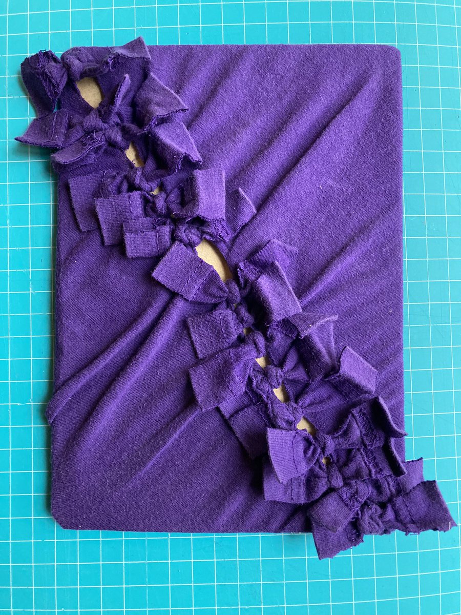 poesiaymovil's tweet photo. #8M2021 #poemaobjeto “feminismo-sororidad”. Materiales: tela de algodón reciclado (anteriormente camiseta usada), hilo de algodón, aguja, tijeras, cartón, manos capaces de hilvanar uniendo distancias y de anudar cercanías. Cosas y actitudes que están en casa. #poema #poem #poeme https://t.co/m25E9rwgjL