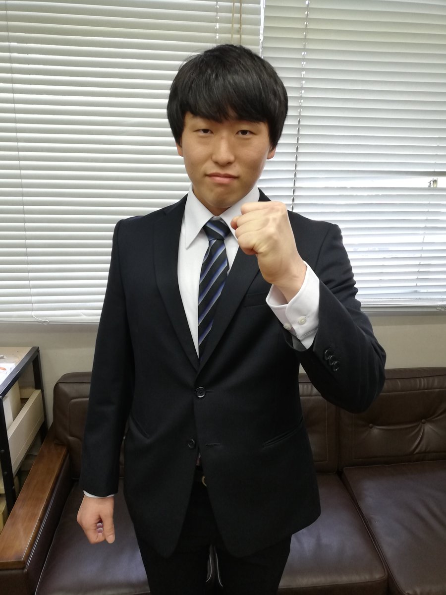 tamano_keirin's tweet photo. 選手会岡山支部の新人選手が事務所にご挨拶に来てくださいました。
まずは、橋本 凌汰（はしもとりょうた）選手（119期）です。20歳！フレッシュなのに強そうな顔つきですねイイ感じです！さらに岡山勢を盛り上げていってください！

#玉野けいりん #岡山支部 #新人選手 https://t.co/XZeKnwYhM7