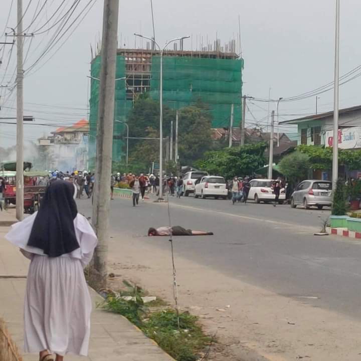 ThuHanna4's tweet photo. tw//blood

Military shot peaceful protesters in Myitkyina and one person dead !

#WhatsHappeningInMaynmar 
#Mar8Coup https://t.co/4MBXNPG5im https://t.co/QO9zsnAAjE