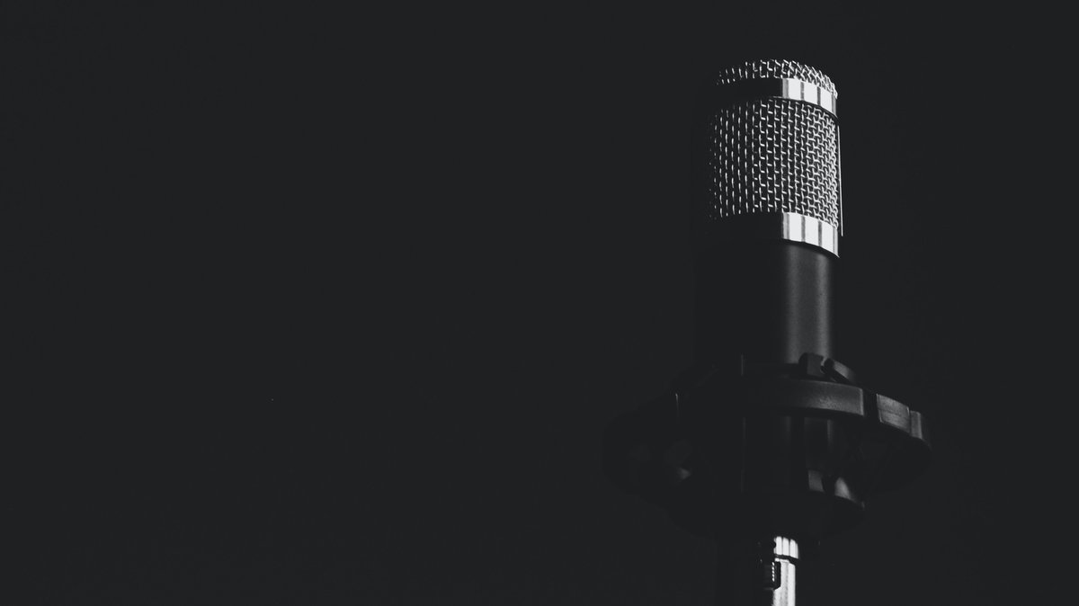ForFoodsSakeMe's tweet photo. On International Women's Day, let's pass the mic!

Check out these fantastic podcasts:
@femalefarmers 
@Gastropodcast 
@realfoodmedia 
@farmerama__ 
@theslowmelt 
@foodtank's Food Talk podcast 

#IWD2021 https://t.co/L0Iahjru3q