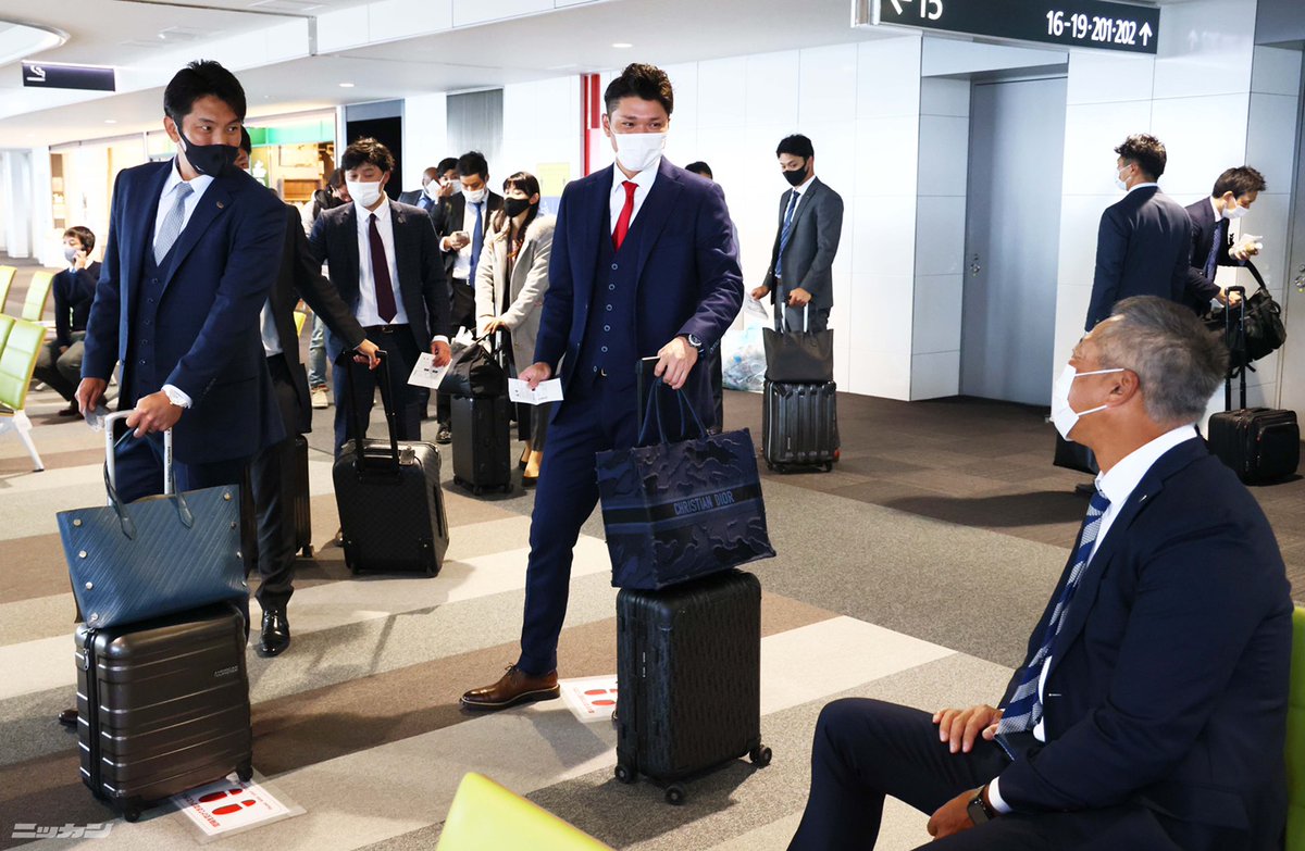 日刊スポーツ 巨人担当 ｇコレ 福岡移動編 新千歳 キャプテンのスーツ姿 赤いネクタイが映えますね ヘアスタイルもキマってます 坂本勇人 巨人 Giants