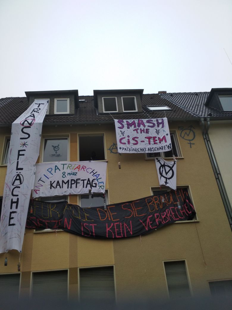 transFlaeche's tweet photo. Wir haben das Haus ein wenig verschönert und zum leben erweckt!
Die Cops schauen neugierig zu :) https://t.co/65lJcY2CIS
