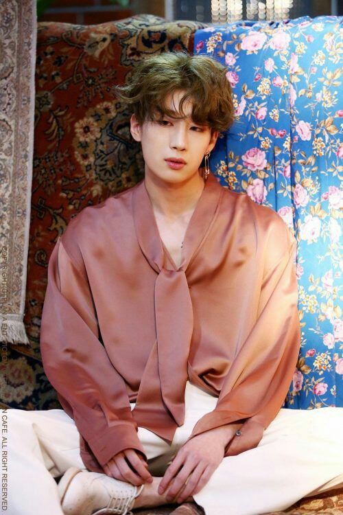 Yaek Wedding 
Marzo 8;

—se encontraba en el jardín de la mansion de los bitis buscando a su amigo <a href="/BruceBryar/">Bruce Bryar</a> y a <a href="/DianaBryxr/">Diana</a> su hermana , una vez los encuentra buscan sillas vacías para poder disfrutar de la ceremonia.—