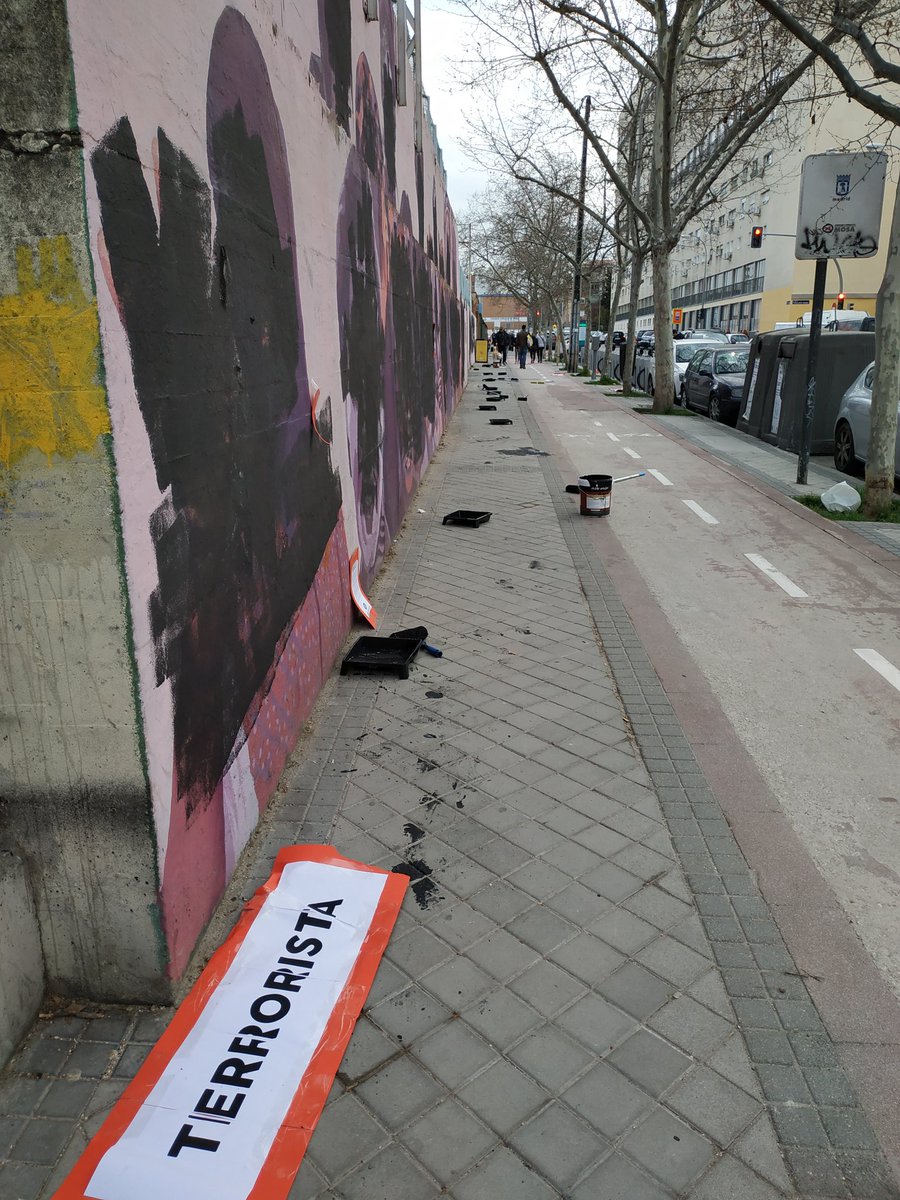 El #8M2021 ha amanecido en el barrio con el destrozo del mural feminista del Barrio de la Conce: un ataque al feminismo, a la libertad de expresión y a la democracia.
Qué pena convivir con gente cuyo motor es el odio.
Pero no se equivoquen: el amor es más fuerte.
Ánimo.