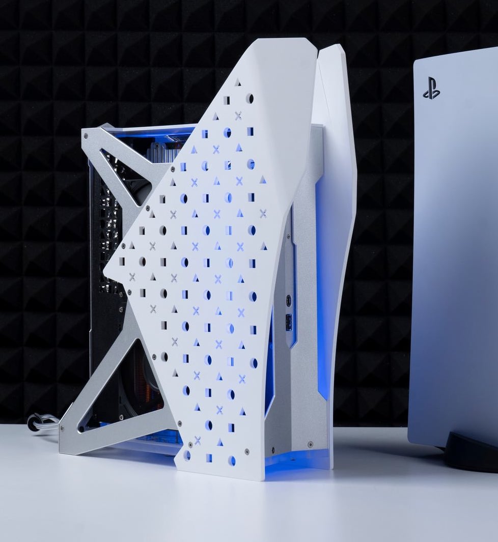 ZaraCrypt0's tweet photo. Custom water-cooled PS5💧#PS5 

"Nhenhophach built the console over two months, first by deconstructing a PlayStation 5 console and then creating entirely custom plates and parts, in order to reassemble it with a new water cooling system." https://t.co/g2byuQTPCk
