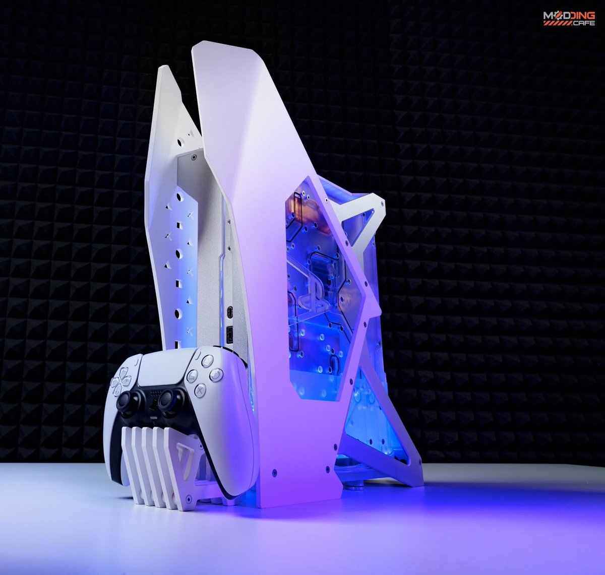 ZaraCrypt0's tweet photo. Custom water-cooled PS5💧#PS5 

"Nhenhophach built the console over two months, first by deconstructing a PlayStation 5 console and then creating entirely custom plates and parts, in order to reassemble it with a new water cooling system." https://t.co/g2byuQTPCk