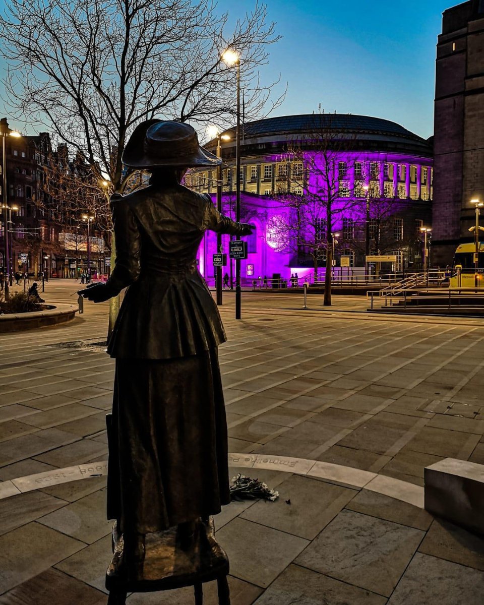 wepmanchester's tweet photo. Emily's Emmeline 💜

#EmmelinePankhurst taken by the brilliant @gingersnaps.01. 

Emmeline looking over Manchester's #CentralLibrary, lit up purple for #InternationalWomensDay. #StrongMCRWomen #IWD2021 #RiseRoarRepresent https://t.co/pQhyqlodEH