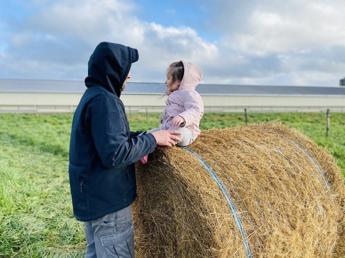 #JourneeDesDroitsDesFemmes Être femme, maman, éleveuse, administratrice d’une coopérative, engagée dans la communication positive sur l’agriculture : une vie bien remplie et épanouissante ! 🥰 Bonne journée à toutes et tous.