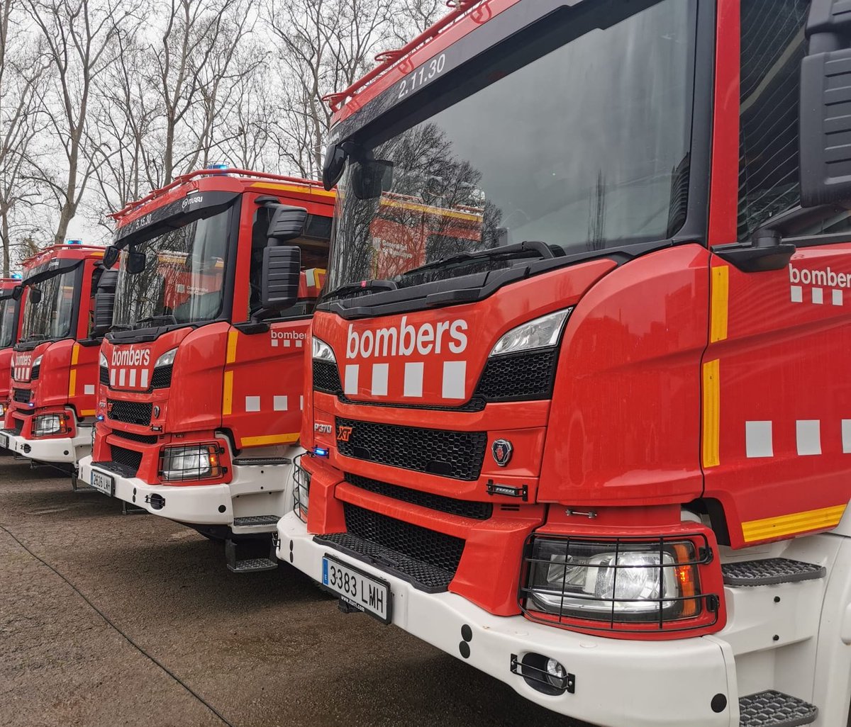 ANC_Bombers's tweet photo. 🚒♀️🚒♀️🚒♀️🚒♀️
Avui #8M fem uns crida als bombers i bomberes de guàrdia, per treure els vehicles de les cotxeres a les 12h i fer una sirenada en solidaritat amb la lluita feminista. 
#8M2021 
#SomBomberes https://t.co/jv4U9cjOZ2