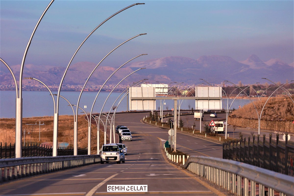 Yıllara meydan okuyan yollar. yollar, yıllar içinde yaşanan onca hayat onca tecrübelerin şahididir. Yollar alır bizi götürür hayallerinimize, umutlarımıza  kimi zaman da alır götürür bizi gündoğumundan günbatımına, onca yorgunluktan sonra yuvamiza...

<a href="/vanlinihathoca/">Vanlı Nihat Hoca</a> <a href="/van_guzel/">Van Güzel</a>