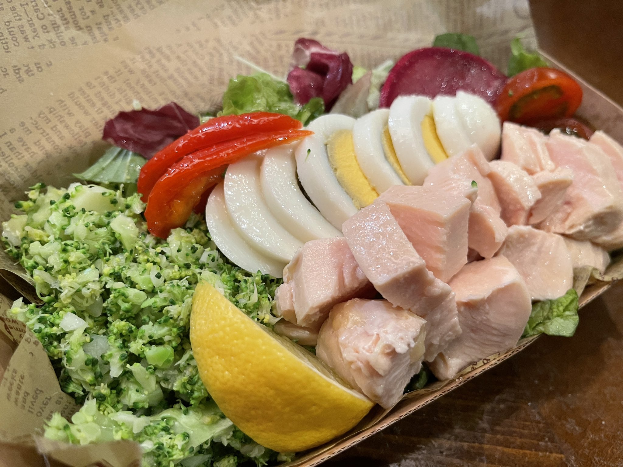 ひごの屋 社外秘 新カテゴリ試作品 低温加熱したむね肉と ブロッコリーライス たっぷり野菜とゆで卵 黒酢で漬けたパプリカのマリネ ドレッシングの替わりにオリーブオイル 岩塩 レモン 社外秘 ローカーボ テイクアウト デリバリー 旨いの