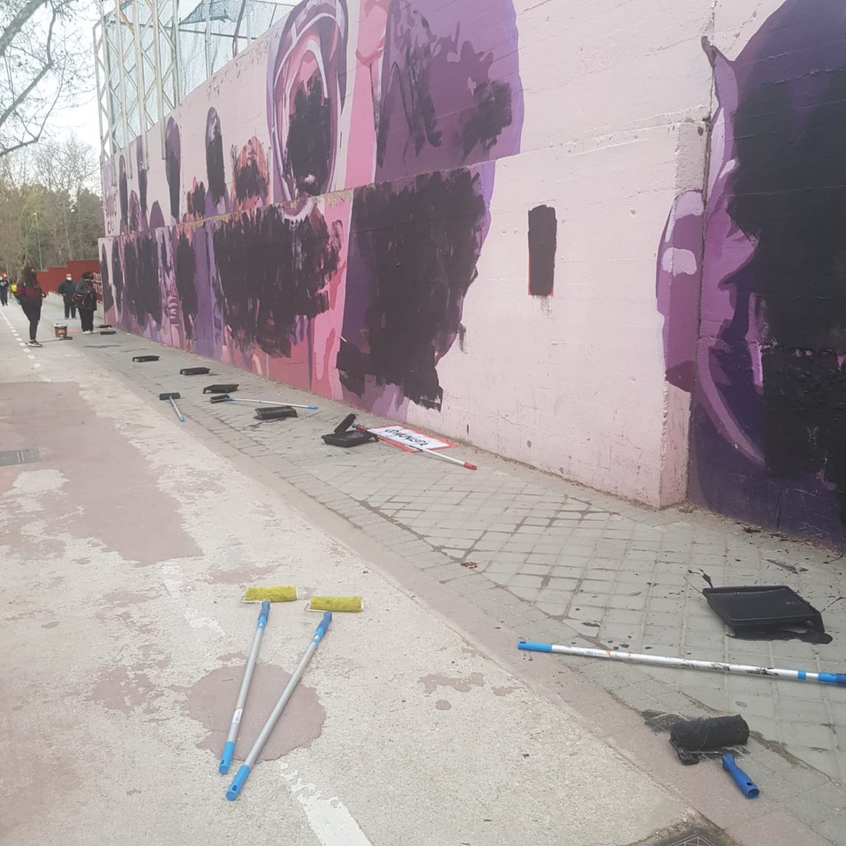 FeministasIu's tweet photo. Esta madrugada han dejado así un mural feminista del Barrio de la Concepción de Madrid. Si con esto creen que pararán nuestra lucha están equivocados. Nos dan más fuerza para gritar ¡Que viva la lucha de las mujeres! ¡Hoy y siempre! #8M2021 #8Marzo2021 #8Marzo #muralfeminista https://t.co/pJ5h4keeVp