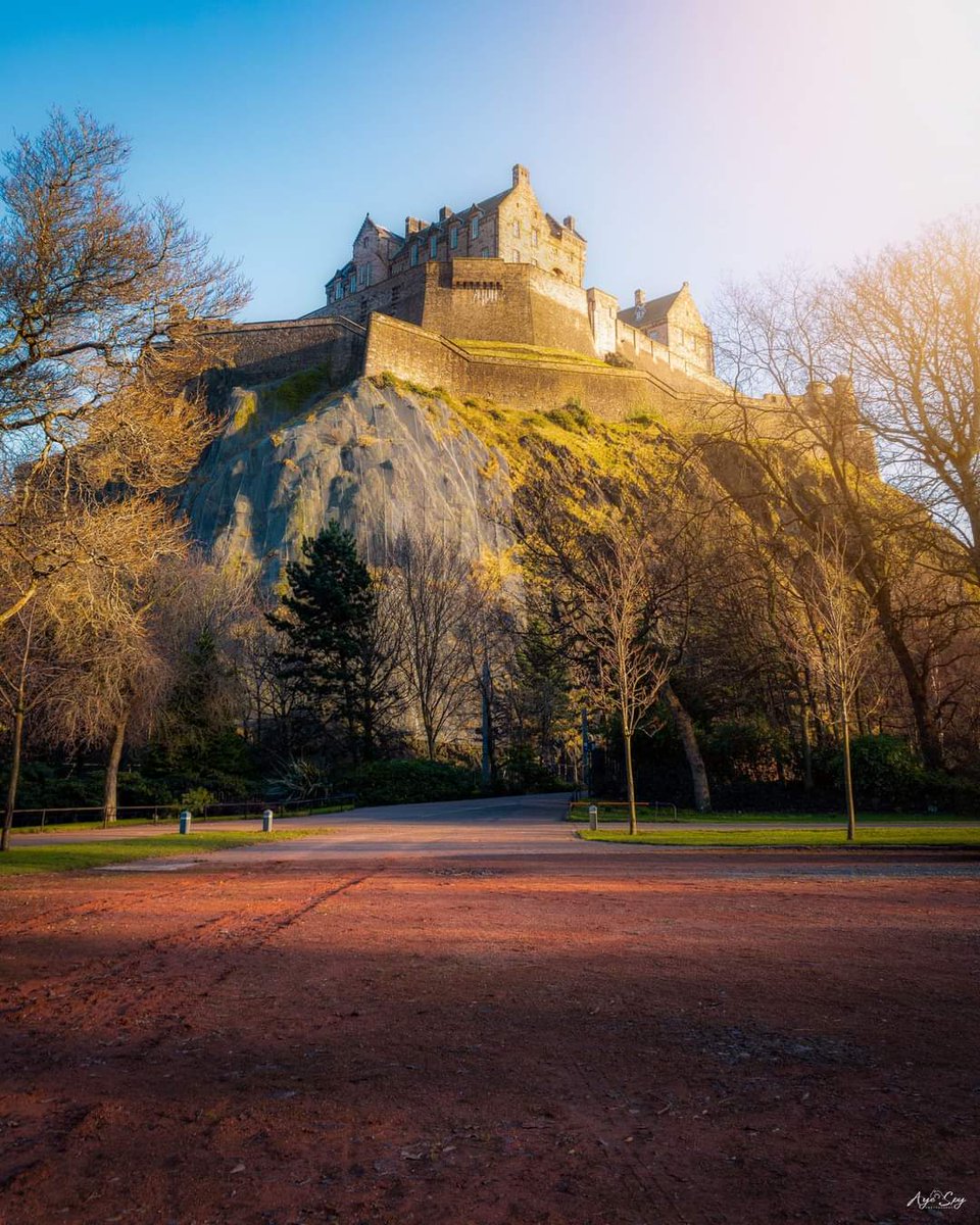 Scottish_Banner's tweet photo. The mighty @edinburghcastle 
Great 📷: @AyeSpyPhotos
https://t.co/6pXk0hvF5h
#Edinburgh #Scotland #ScottishBanner #LoveEdinburgh #ScotlandIsNow #AuldReekie #AmazingEdinburgh #ThisIsEdinburgh #EdinburghCastle https://t.co/aag7XtqLnT