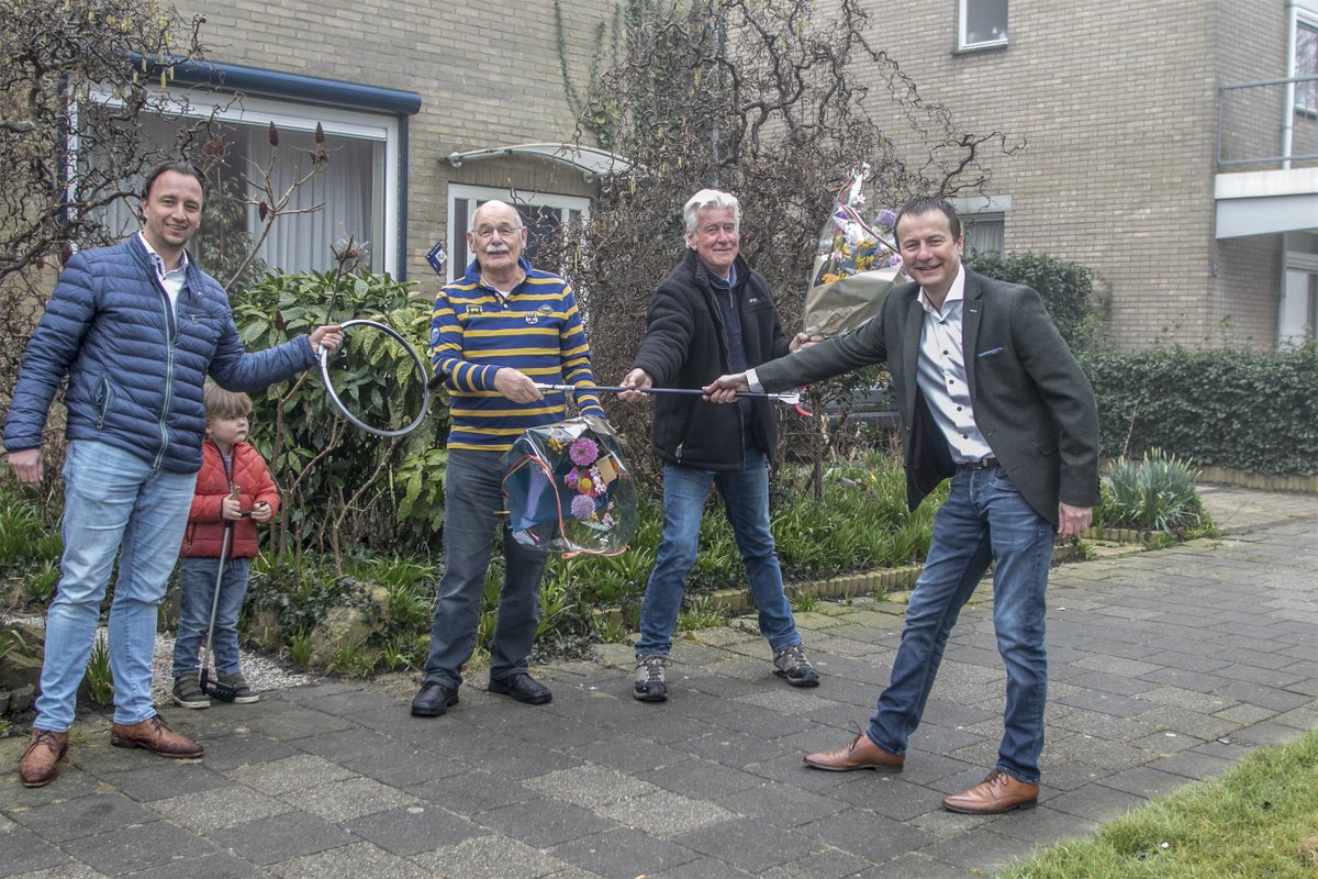 300ste afvalknijper in @gemeenteHsluis uitgereikt! Blij met de actieve community van betrokken burgers: kleurrijkbuiten.nl/nieuws/driehon… #zwerfafval #gemeente #participatie