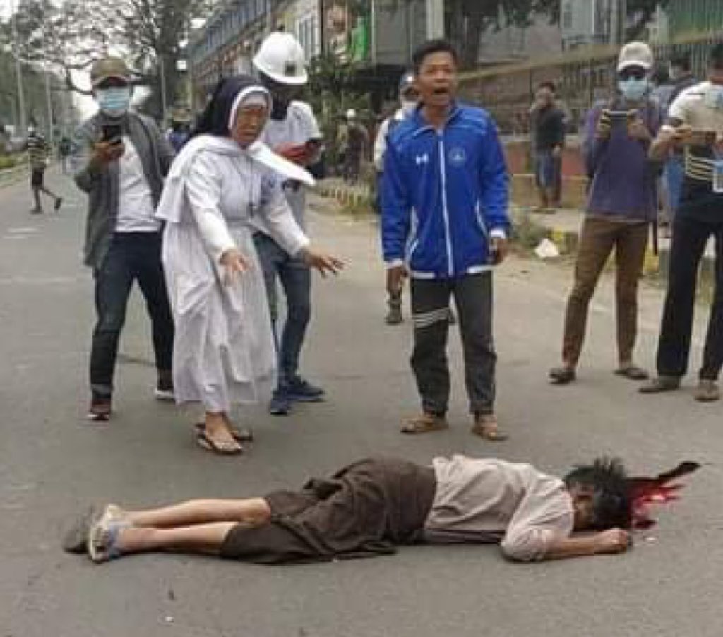 ThuHanna4's tweet photo. @freya_cole @cvdom2021 tw//blood

Military shot peaceful protesters in Myitkyina and one person dead !😭

#WhatsHappeningInMaynmar 
#Mar8Coup https://t.co/4MBXNPXGGW https://t.co/63Z8Pxi3GO