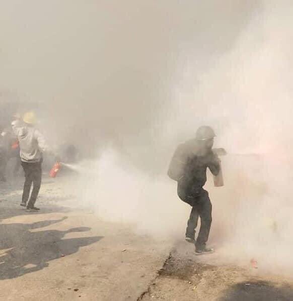 Hyung1930's tweet photo. Happening in Taungoo; Tanugoo Strike is violently broken up as police used several tear gases on Mar 8. Some protesters got painful injury.

STOP SIEGE
#Mar8Coup
#WhatsHappeningInMyanmar https://t.co/2Ymu5i3gmS