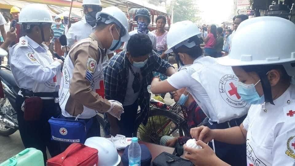 Hyung1930's tweet photo. Happening in Taungoo; Tanugoo Strike is violently broken up as police used several tear gases on Mar 8. Some protesters got painful injury.

STOP SIEGE
#Mar8Coup
#WhatsHappeningInMyanmar https://t.co/2Ymu5i3gmS