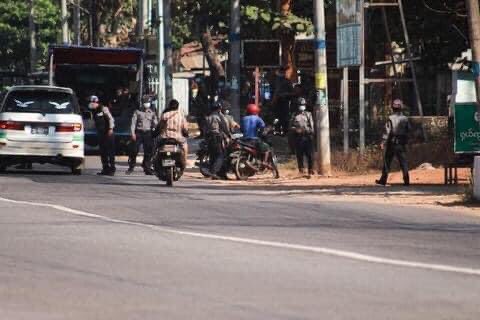 Hyung1930's tweet photo. Happening in Thaton, Mon State; Coup attempts to monitor people’s social media! Police inspecting civilians’ phones on roads to arrest if one shares or posts things like anti- coup, supporting CDM &amp; protests. 

STOP SIEGE
#Mar8Coup
#WhatsHappeningInMyanmar https://t.co/7mSxJADeAv