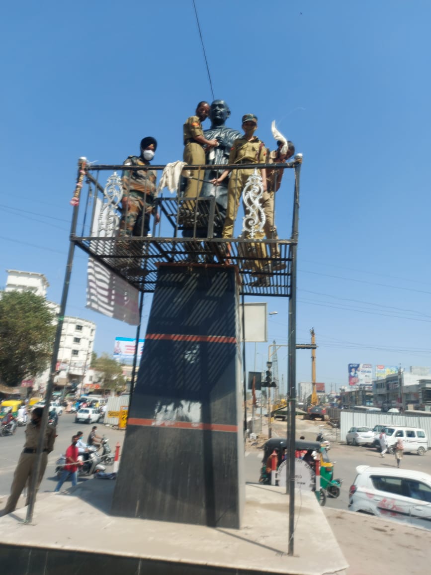 HQ_DG_NCC's tweet photo. #NationalCadetCorps 
#NCCforStatues 
Gujarat, Cadets of #7GujBn #Mahesana cleaned and maintained the statue of Sardar VallabhBhai Patel, the IronMan of India and expressed their gratitude and respect. https://t.co/hxmVeEtDyg