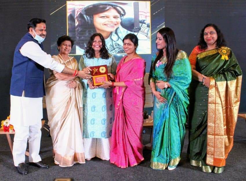 bhaisaabpayal's tweet photo. Thank you #WeCareFoundation for choosing me as "Voice of Lucknow" 🙏❤️Special Thanks to @bjpswatisingh Ma'am @bjpdrmahendra ji and @SanyuktaBhatia Ma'am for felicitation.@RedFMIndia
@nisha_narayanan @amahatao @meghna_tewari
#IInspirationAwards 
#InternationalWomensDay 
#WomensDay https://t.co/tCxGb49xla