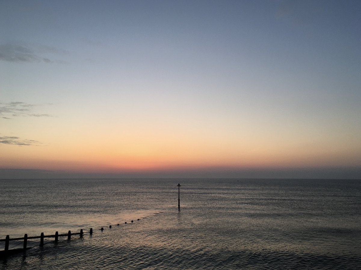aftjae's tweet photo. Beautiful and chilly morning in #Teignmouth #Devon on the #FrontBeach just as the sun came up and before my phone died. #SunRise #TheSunRiseProject #RememberToChargePhone 😎 https://t.co/ffcLd70rpm