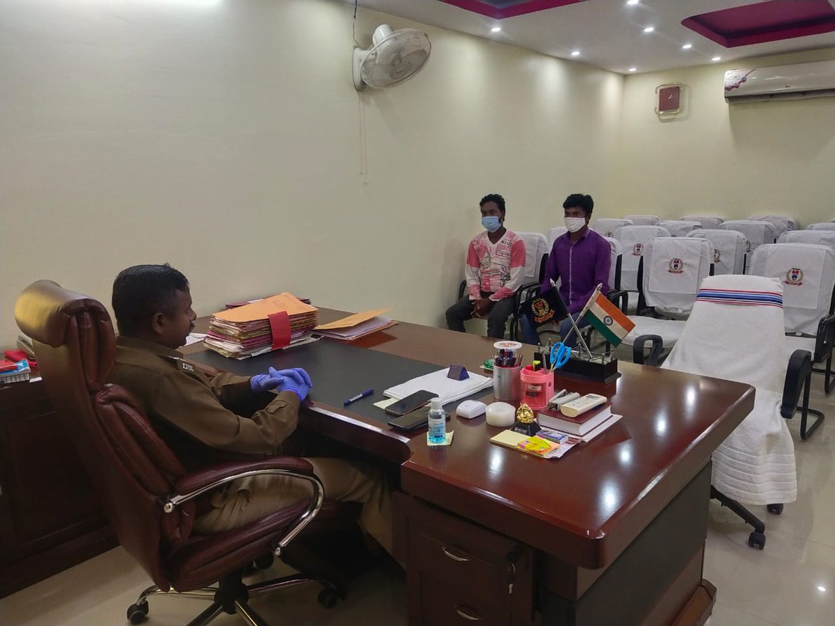GumlaPolice's tweet photo. पुलिस अधीक्षक, गुमला के पहल और घाघरा थाना के प्रयास से दुबई में फंसे दोनों मजदूरों 1- अजय उरांव ग्राम-डुको  2)सुनील भगत ग्राम-नवडिहा को सकुशल उनके घर वापस लाया गया है
@JharkhandPolice https://t.co/WOZ9FB634r