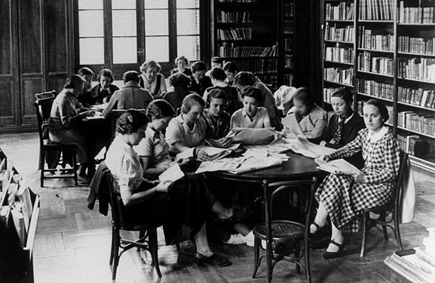mhistoriacat's tweet photo. 🟣Bon #DiaDeLaDona!

#SabieuQue les primeres dones universitàries a Espanya arribarien cap a l'any 1870, però que la seva admissió se suspendria l'any 1882?

👩‍🎓#Taldiacomavui de 1910 s'anunciava la reial ordre per garantir l'accés a estudis superiors a la població femenina. https://t.co/wEFnWC82ND